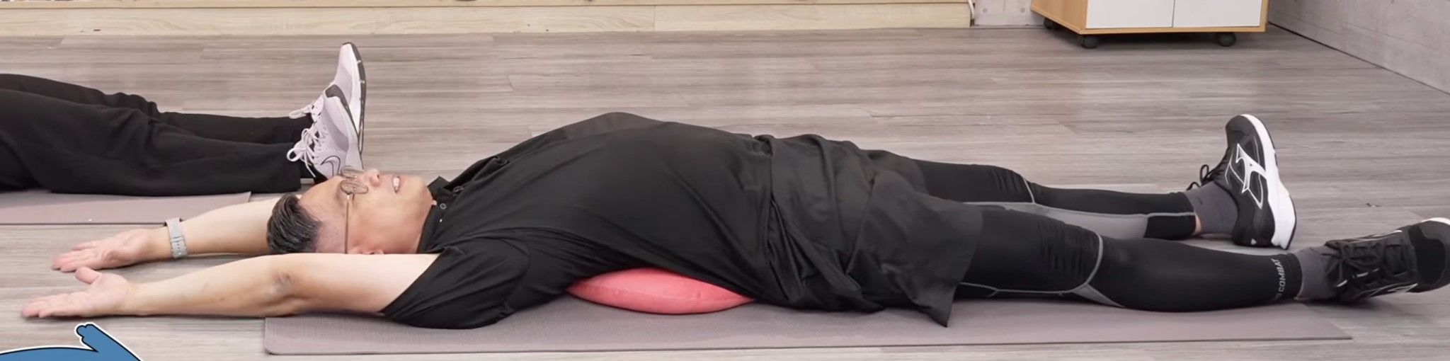 拉背運動,放鬆背部,睡前拉伸,筋膜運動,身體智慧,脊椎保健,鄭雲龍