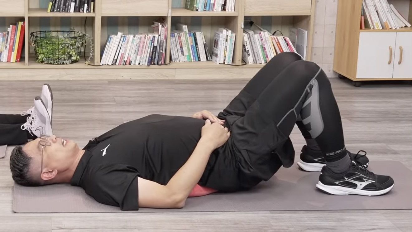 拉背運動,放鬆背部,睡前拉伸,筋膜運動,身體智慧,脊椎保健,鄭雲龍