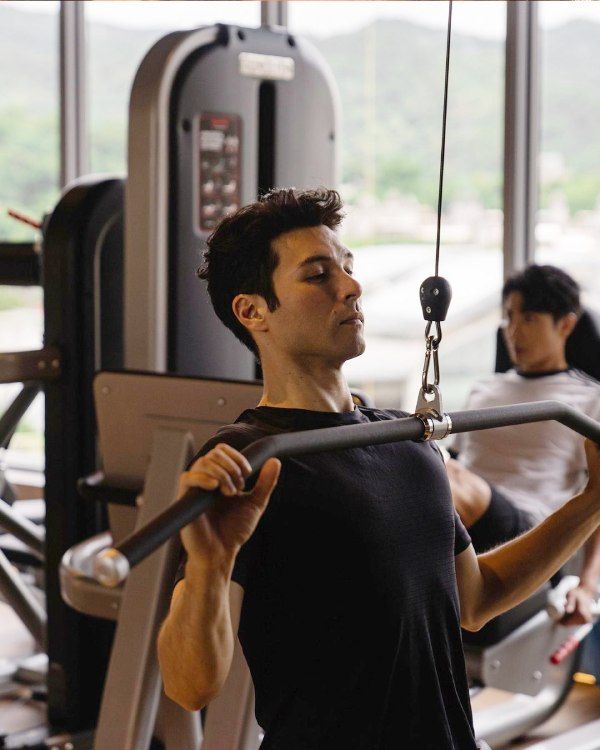 鳳小岳隨心律動，演而優則唱的一場痛快冒險